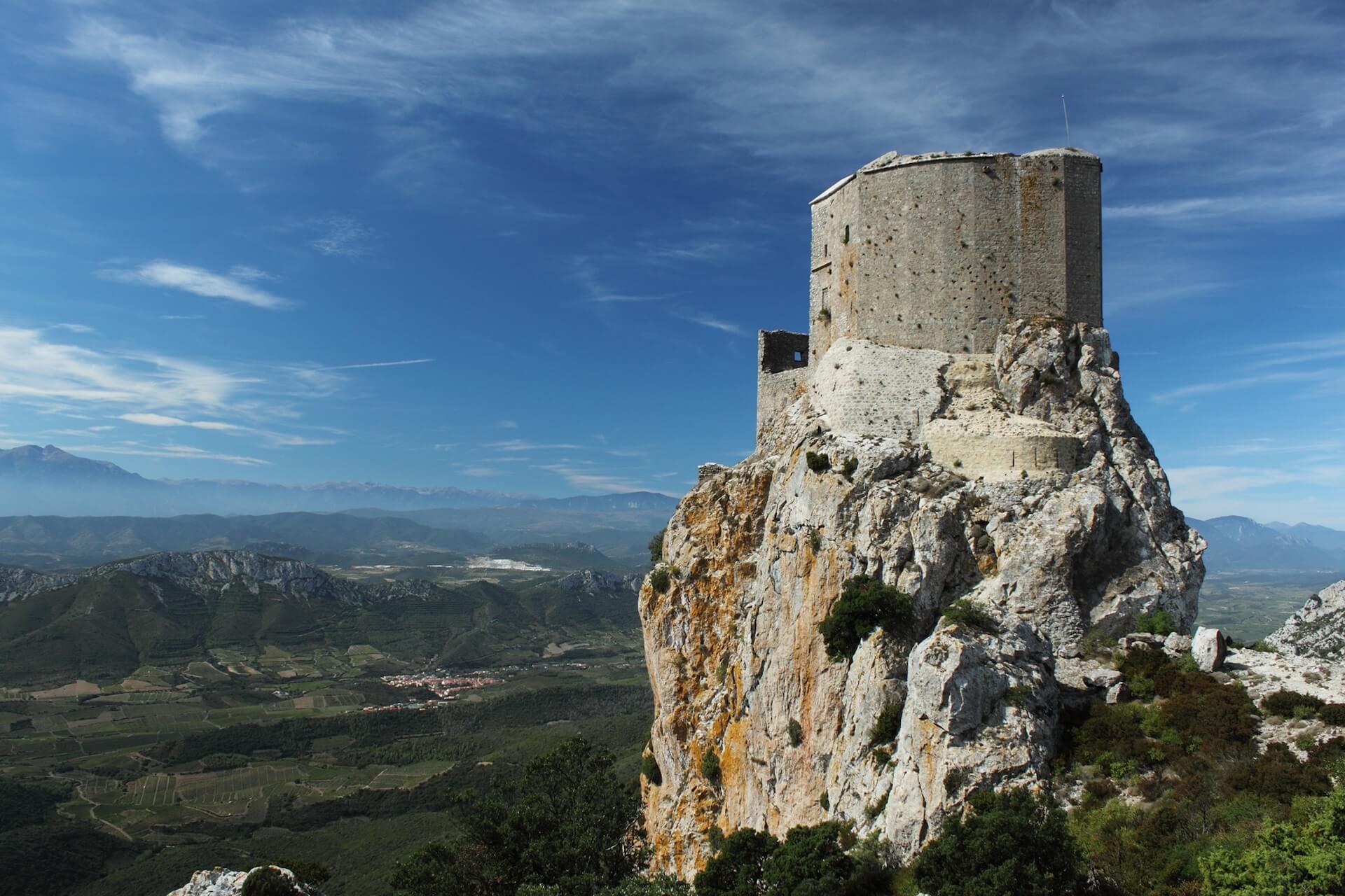 castillo Queribus, con la vista sobre la llanura, Aude, Francia