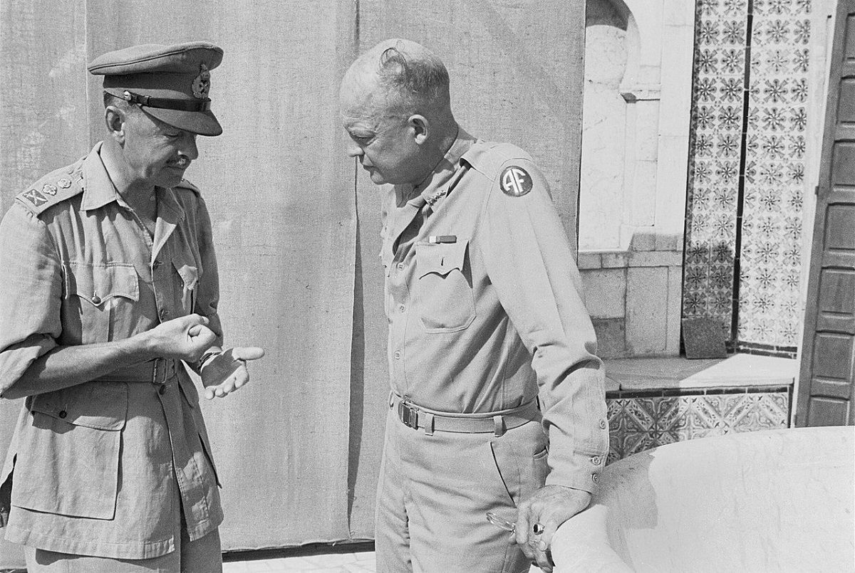 El general Harold Alexander (izquierda) y el general Dwight D. Eisenhower (derecha)