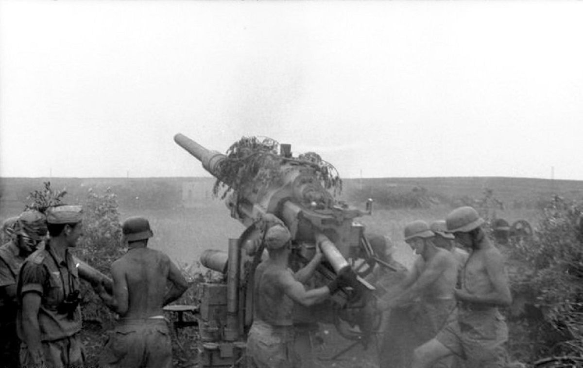 El Guettar. Alemanes disparando un cañón de 88 mm durante la campaña de Túnez, en 1943
